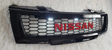 Load image into Gallery viewer, NISSAN FRONTIER 2005-2008 GRILL RED NISSAN V2